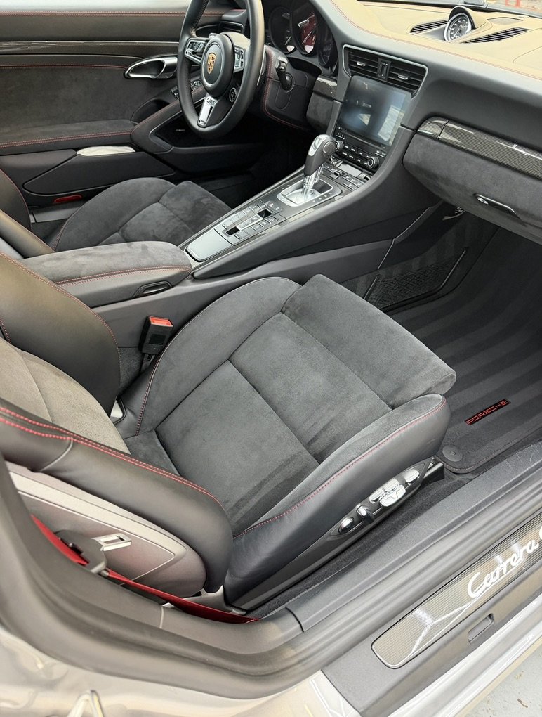 Interieur Porsche 911 Carrera GTS, alcantara met rood stiksel
