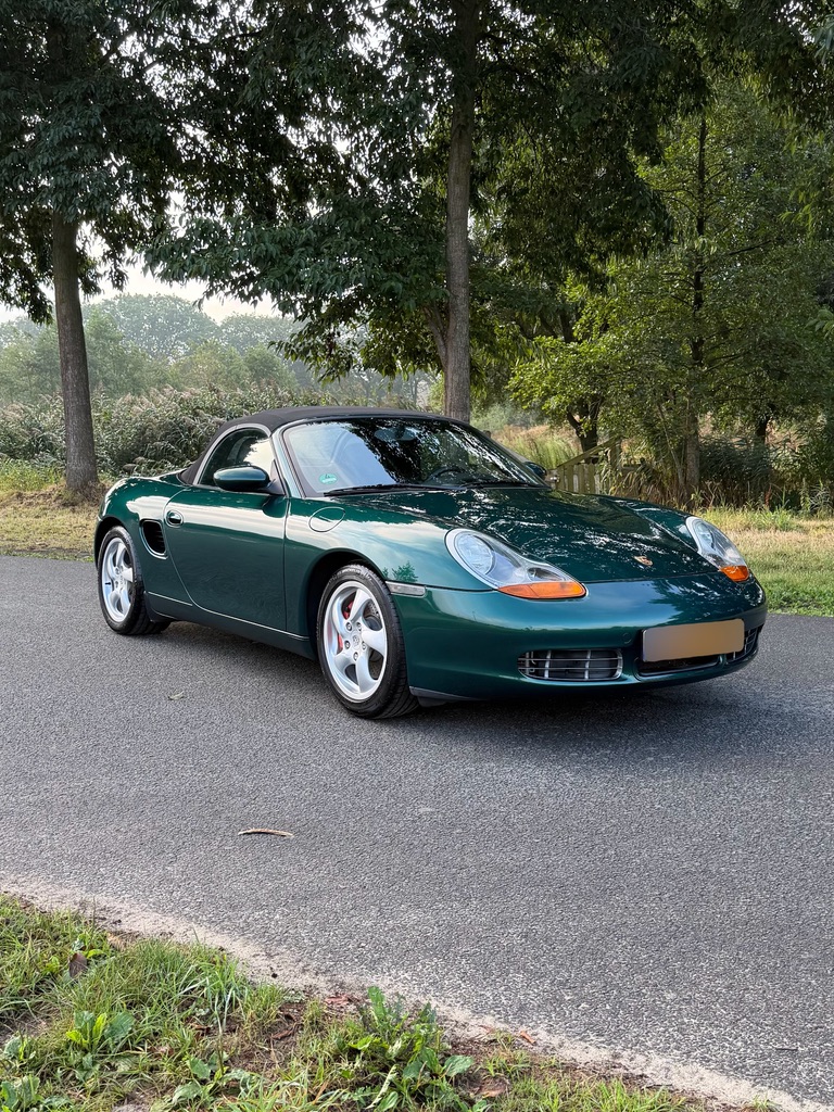 Groene Porsche Boxster, zijaanzicht
