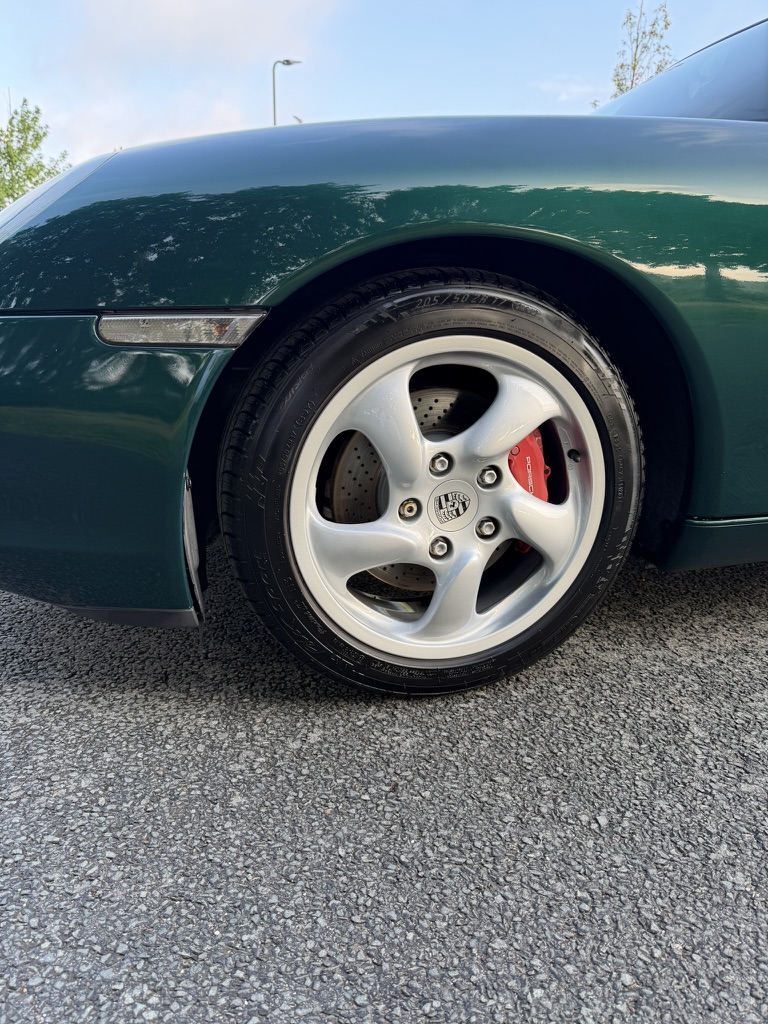 Velg met rode remklauw