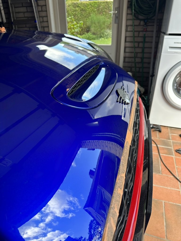 Motorkap Mini JCW na de steenslagbehandeling en coating