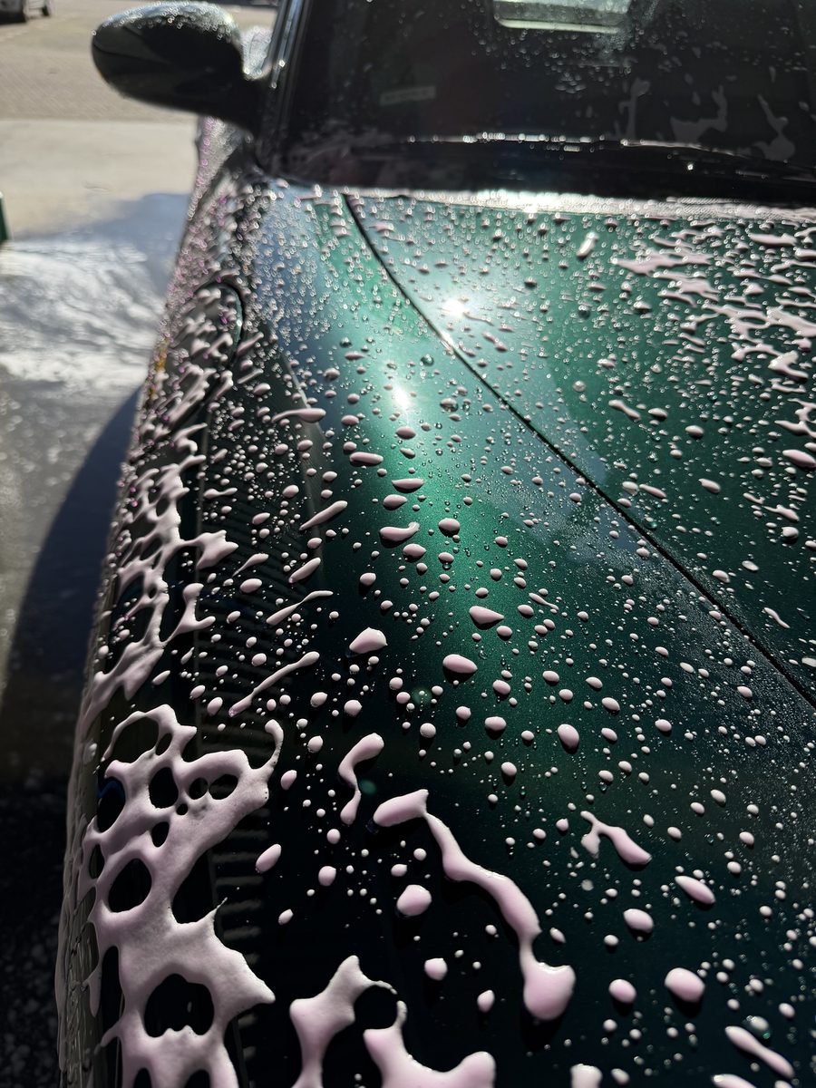 Waterdruppels op een verse keramische coating, aangebracht in Oisterwijk