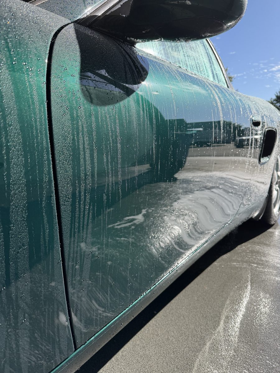 Water glijdt van de gecoate lak, waterafstotende keramische coating in Brabant