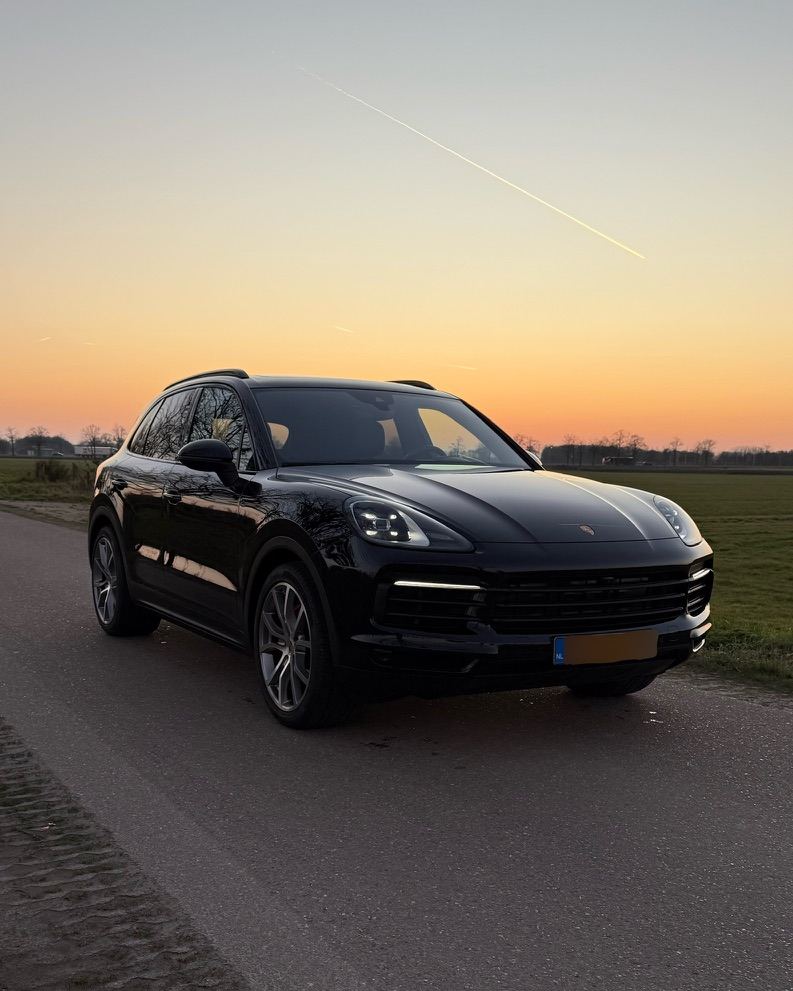 Gedetailde Porsche Cayenne bij zonsondergang